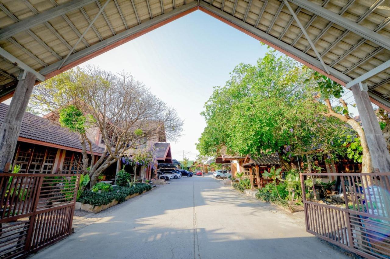 Mrk Resort & Massage Lop Buri Exterior foto